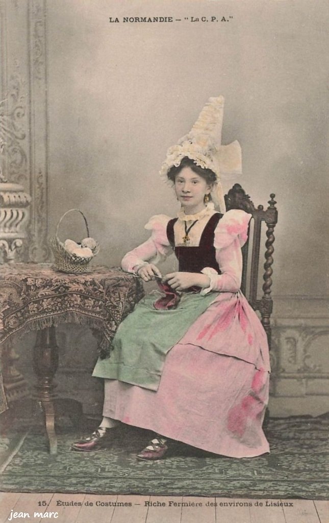 La Normandie - La C.P.A. - Études de costumes - Riche Fermière des environs de Lisieux.jpg