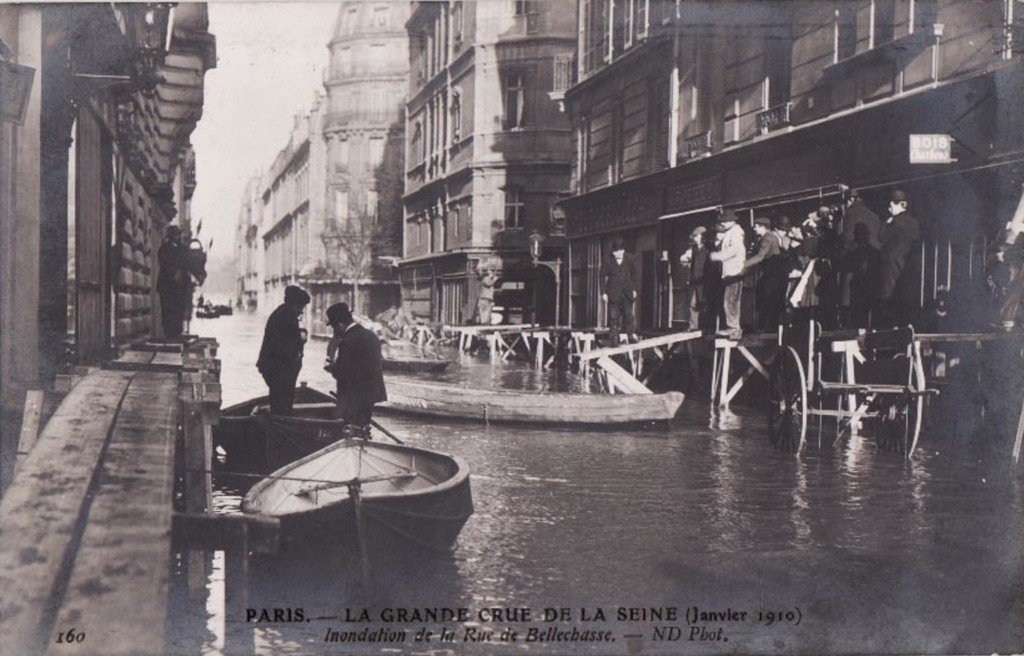 A Barque Paris Rue de Bellechase.jpg