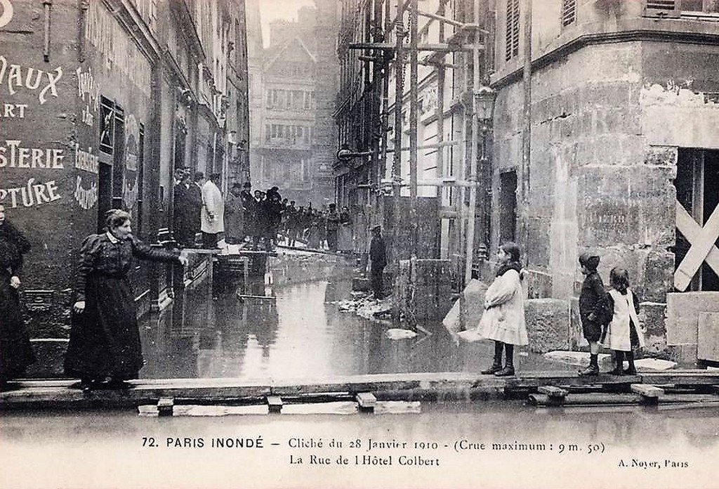 Paris Rue de l'Hôtel Colbert..jpg