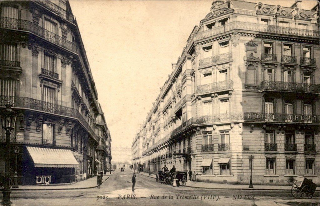 Paris Rue de la Trémoille  8°.jpg