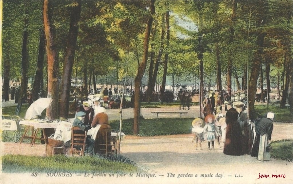 Bourges - Le Jardin de l'Archevêché un jour de musique.jpg