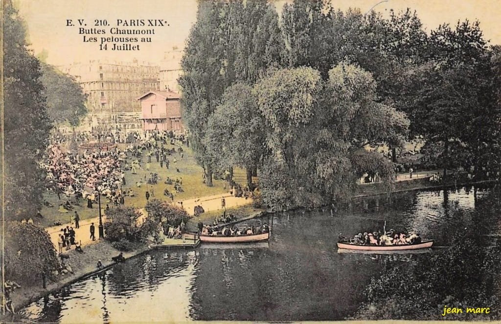 Paris XIXe - Buttes Chaumont - Les Pelouses au 14 Juillet.jpg