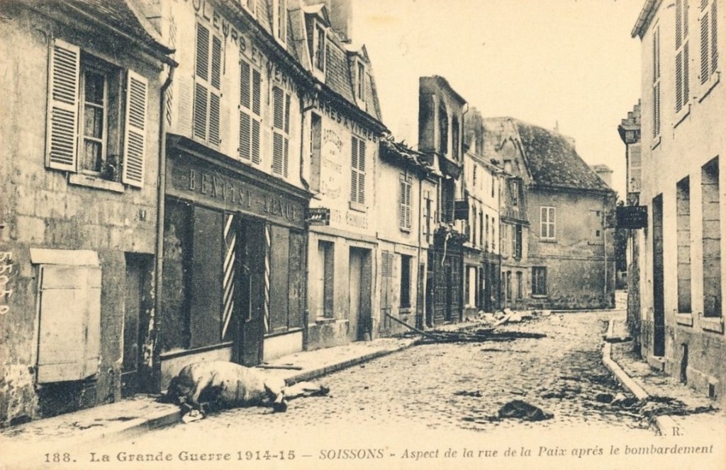 Soissons - La Grande Guerre 1914-1915 - Aspect de la rue de la Paix après le bombardement (Éditeur A. Richard 84 rue du Faubourg du Temple).jpg