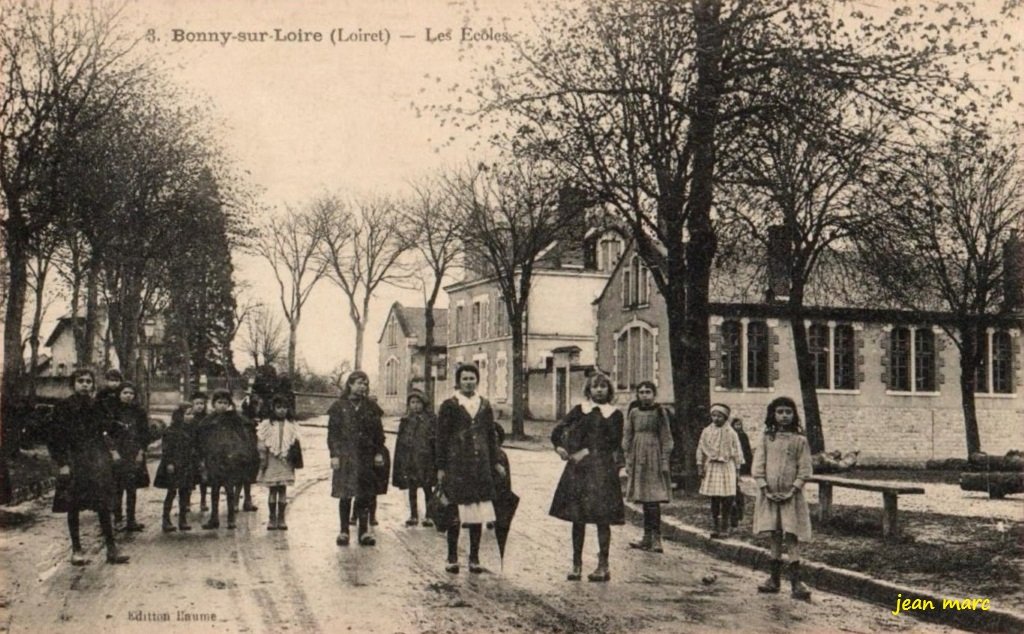 Bonny-sur-Loire - Les Écoles.jpg
