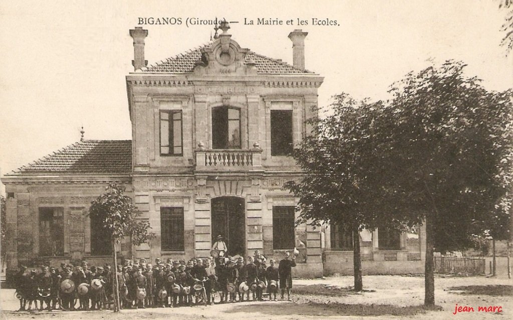 Biganos - La Mairie et les Écoles.jpg