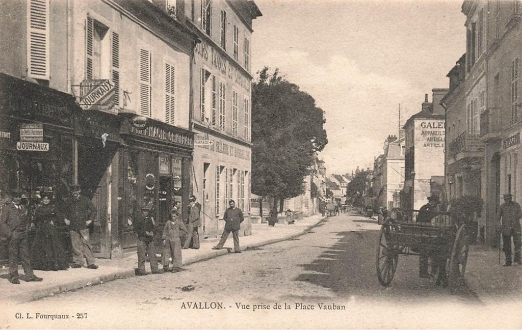 Avallon - Vue prise de la Place Vauban.jpg
