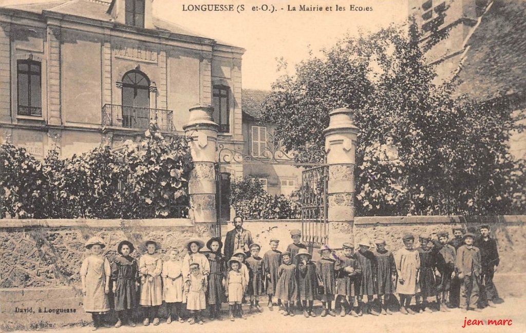 Longuesse - La Mairie et les Écoles.jpg