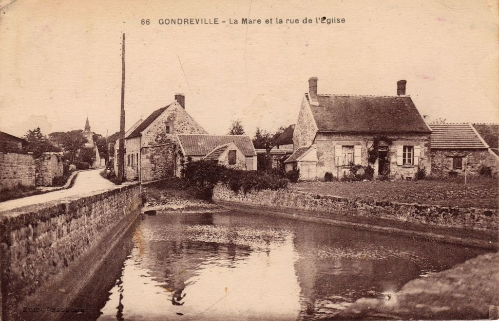 60 - GONDREVILLE - 66 - La Mare et la rue de l'Eglise - Edit. Desouche (sépia) - 29-07-26.jpg
