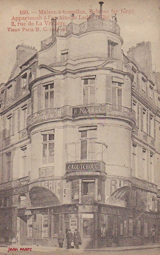 Paris Ier - Rue de la Vrillière - Maison à tourelles. Balcons en fer forgé. Appartenait à l'architecte Leduc (1750).jpg