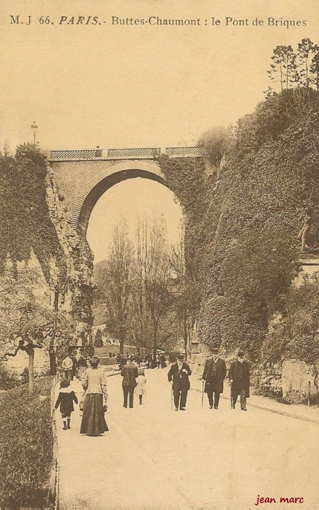 Paris XIXe - Buttes-Chaumont, le Pont de Briques (le Chasseur d'aigles).jpg