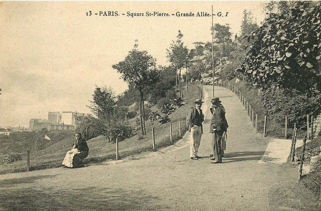 Paris Square Saint-Pierre 18°.jpg