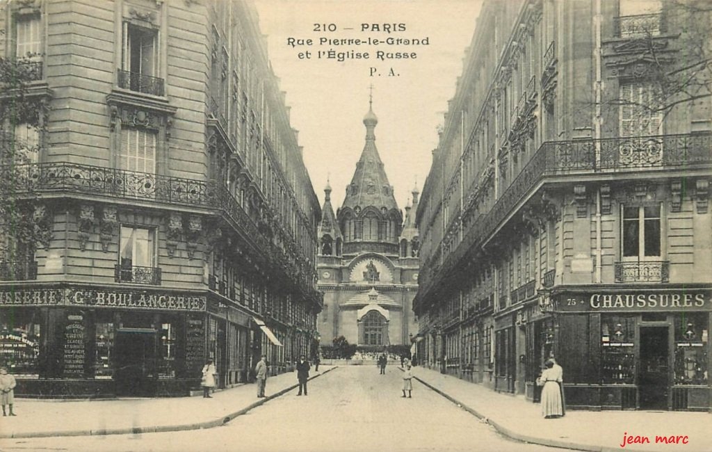 Paris VIIIe - Rue Pierre le Grand et l'Église Russe.jpg