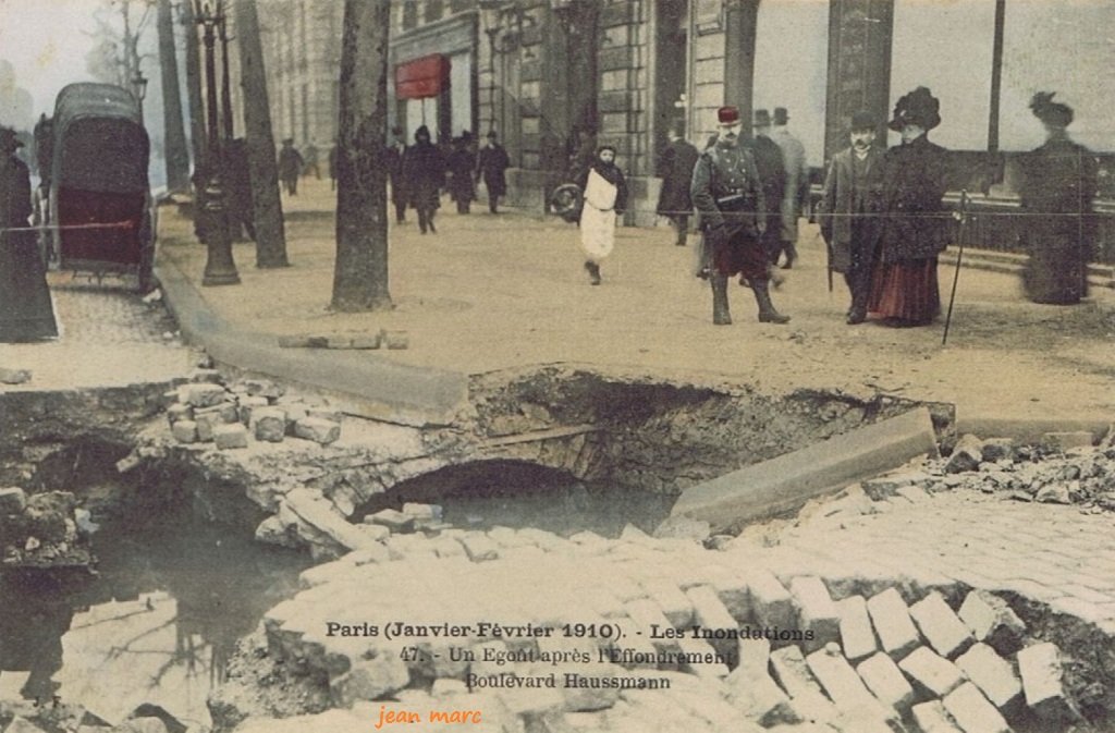 Paris - Inondations Janvier-Février 1910 - Un égout après l'effondrement Boulevard Haussmann.jpg