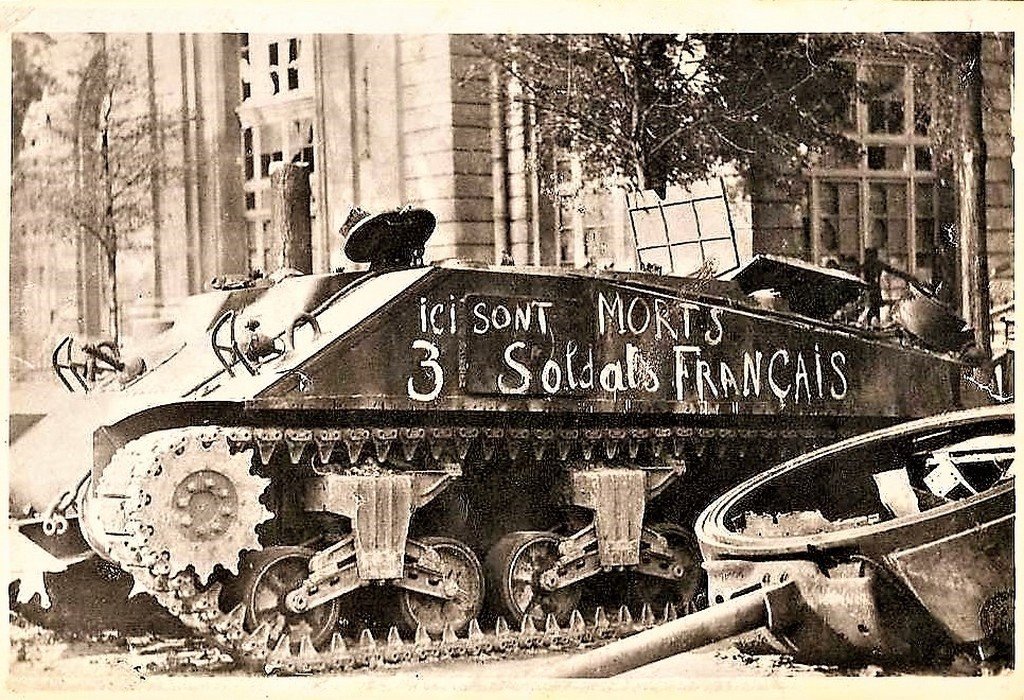 ParisTank français devant la gare des Invalides.jpg