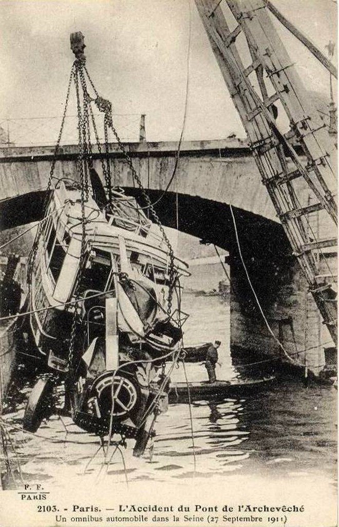 Paris Pont de l'Archevêché 2103.jpg