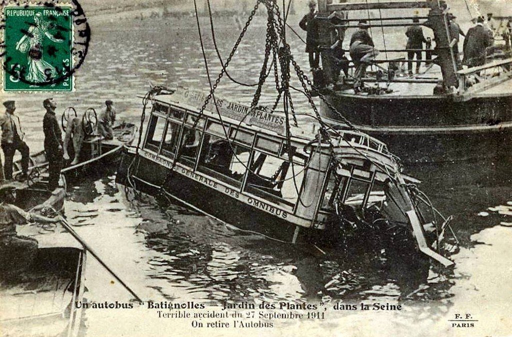 Paris Pont de l'Archevêché.jpg