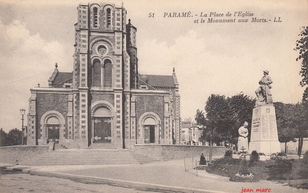Paramé - La Place de l'Église et le Monument aux morts.jpg