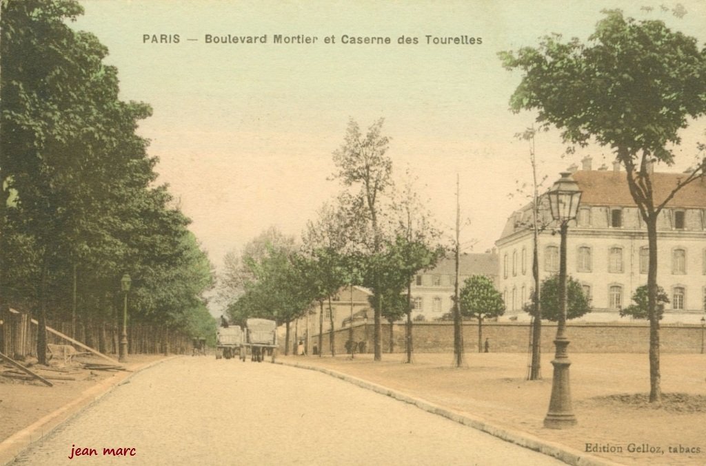 Paris XXe - Boulevard Mortier et Caserne des Tourelles.jpg