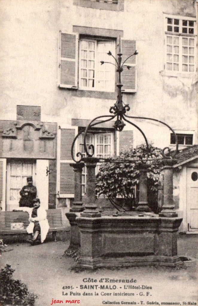 Saint-Malo - L'Hôtel-Dieu - Le Puits dans la Cour intérieure.jpg