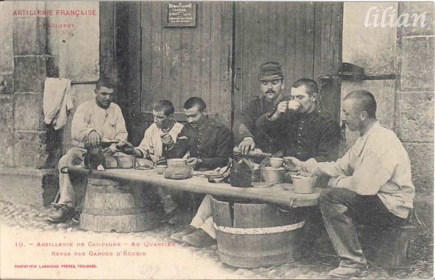 &quot;ARTILLERIE FRANÇAISE&quot; - &quot;  ° Régiment&quot; -  10. - Artillerie de Campagne. - Au Quartier - Repas des Gardes d' Écurie&quot; - &quot;PHOTOTYPIE LABOUCHE FRÈRES, TOULOUSE.&quot;