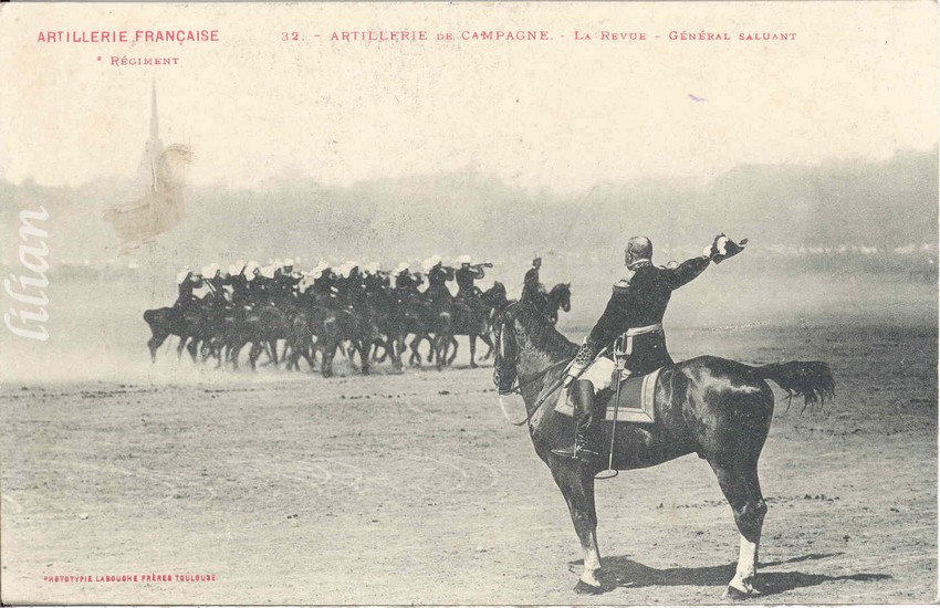 &quot;ARTILLERIE FRANÇAISE&quot; - &quot;  ° Régiment&quot; - &quot;32. - ARTILLERIR de CAMPAGNE. - La Revue - Général saluant&quot; - &quot;PHOTOTYPIE LABOUCHE FRÈRES TOULOUSE&quot;