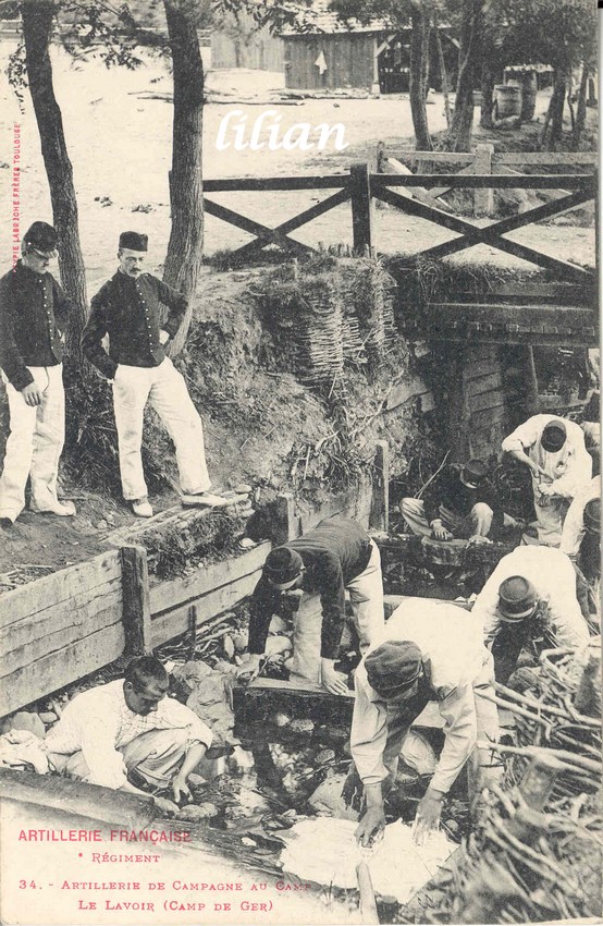 &quot;ARTILLERIE FRANÇAISE&quot; - &quot;  ° Régiment&quot; - &quot;34. - Artillerie de Campagne au Camp - Le Lavoir (Camp de Ger)&quot; - &quot;PHOTOTYPIE LABOUCHE FRÈRES TOULOUSE&quot;