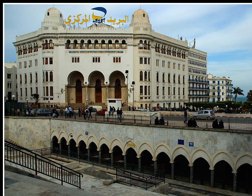 Entrée  du métro  station grande poste ALGER 2008.jpg