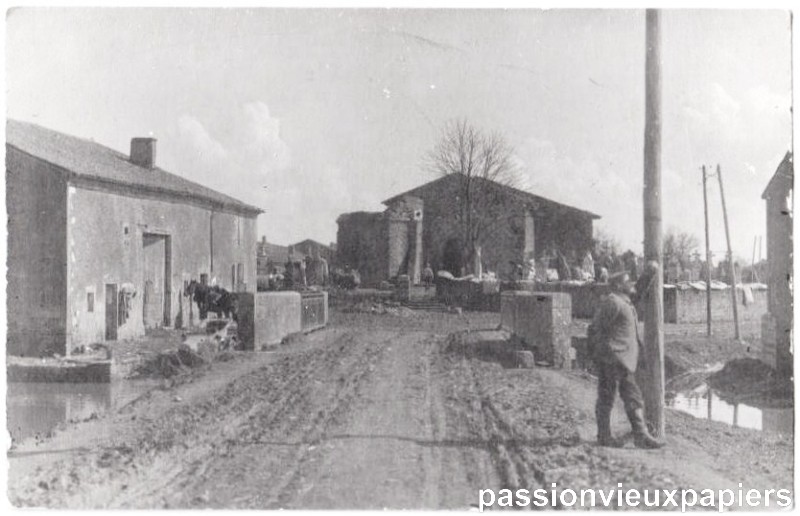 Village rue eglise F.JPG
