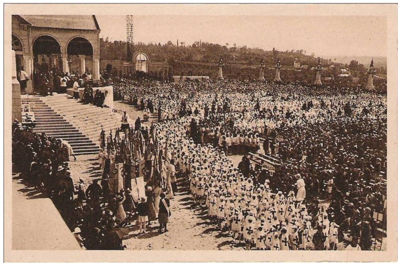 14 Lisieux basilique parvis [F].jpg