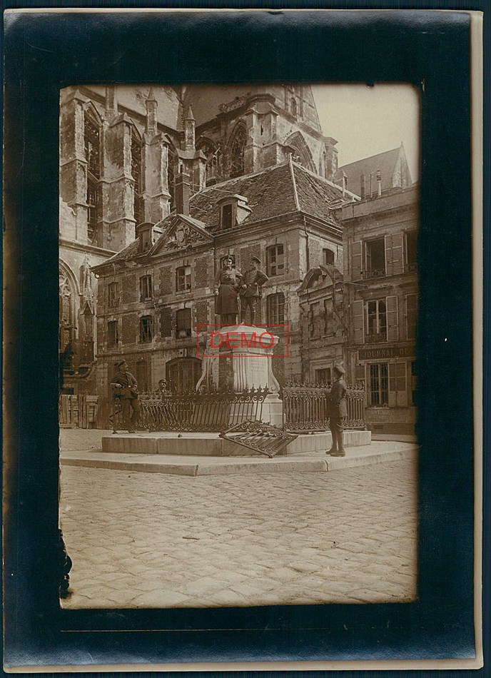 02 Saint Quentin socle.jpg