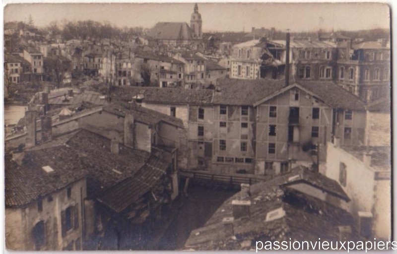 Ville eglise toits [F].JPG