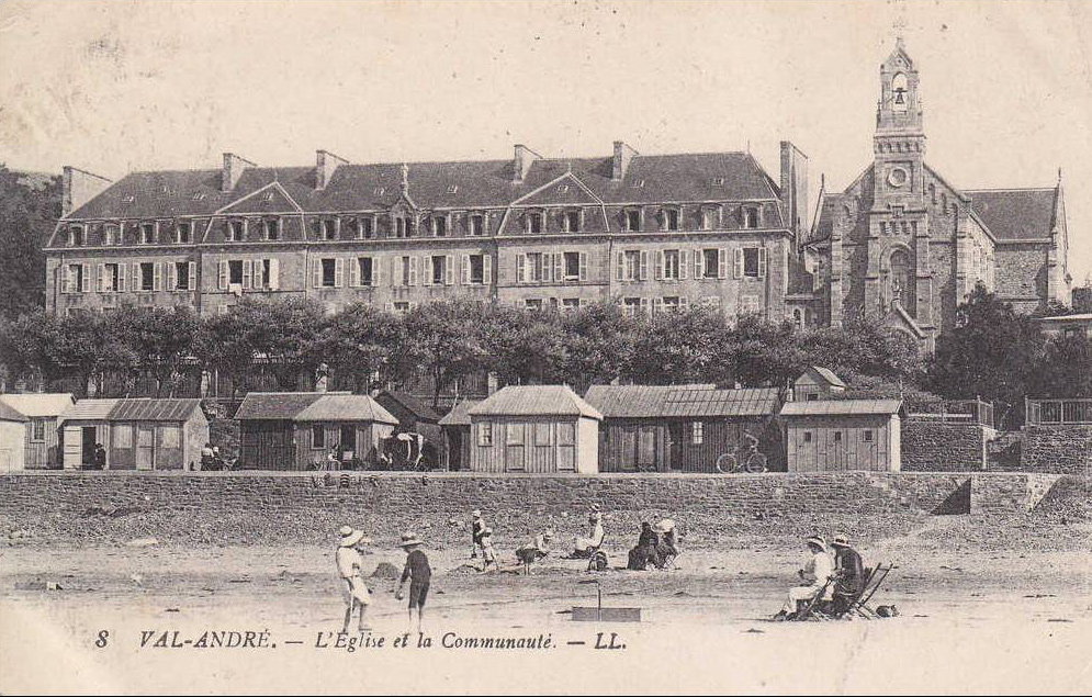 8 - Val André - l'Eglise et la Communauté