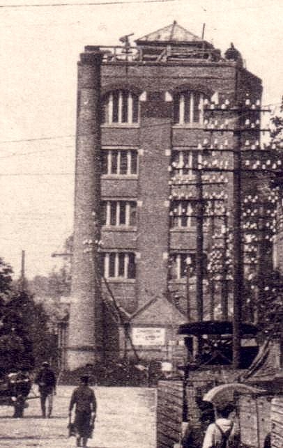 Rue de la Gare tracteurs usine detail.JPG