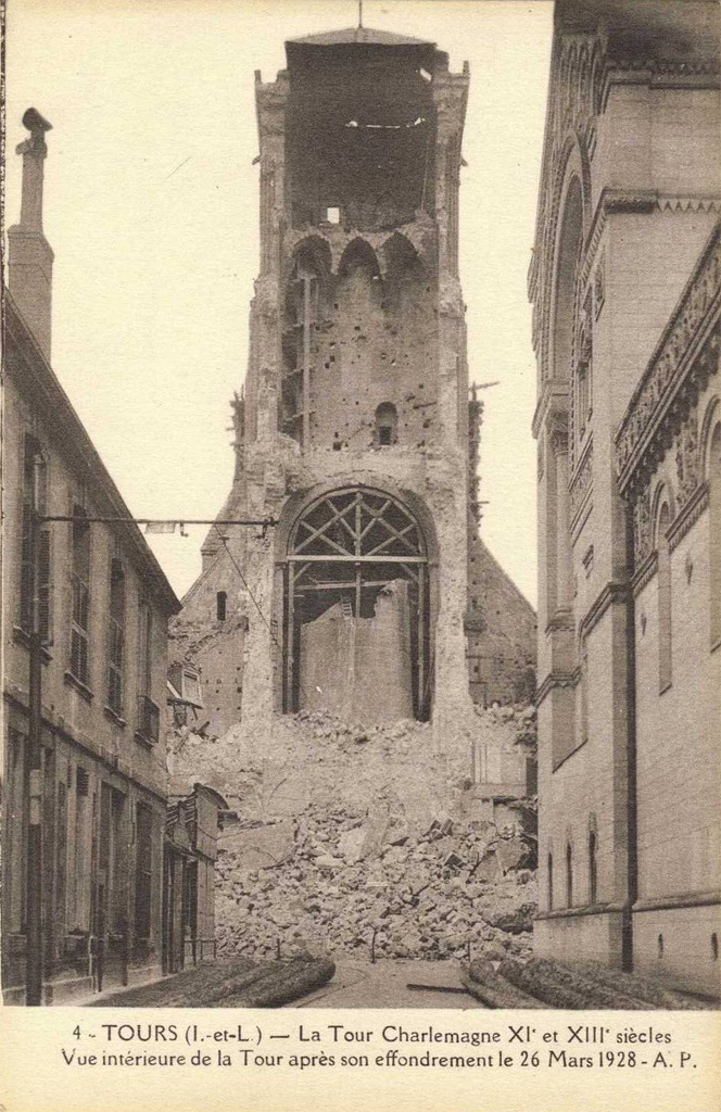 TOURS (I et L)<br />La Tour Charlemagne : Facade
