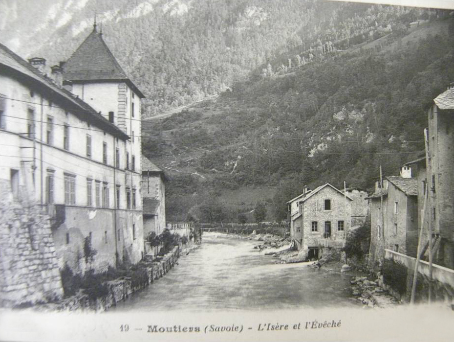 19 -- Moutiers (savoie) - L'Isère et  l'Evêché