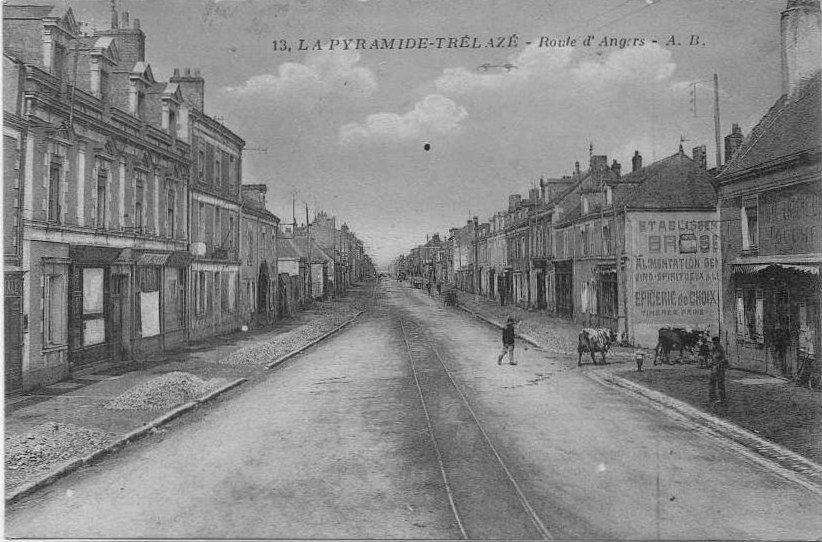 49 Trelaze Route d'Angers Tramway.jpg