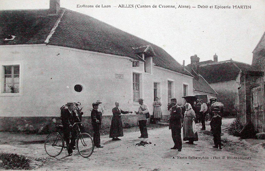 Ailles (canton de Craonne, Aisne). - Débit et épicerie Martin. H. Houde, photographe-éditeur, à Trucy.