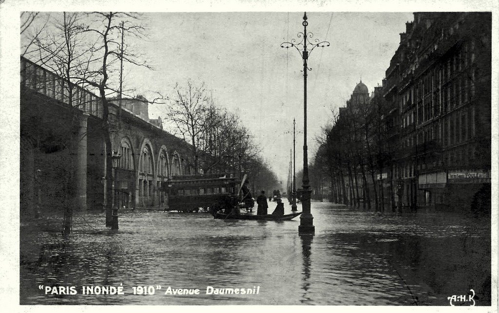 Paris Avenue Daumesnil 3.jpg