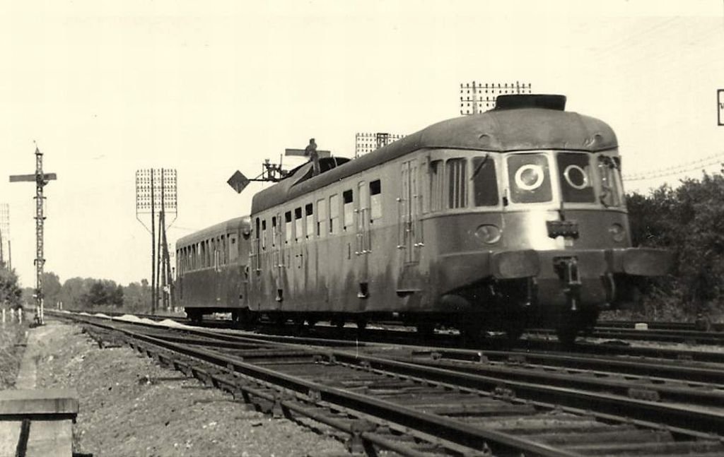 ZAutorail SNCF Renault ADF 2246 à l'entrée de kla gare de Riom (63) 3-7-1949.jpg