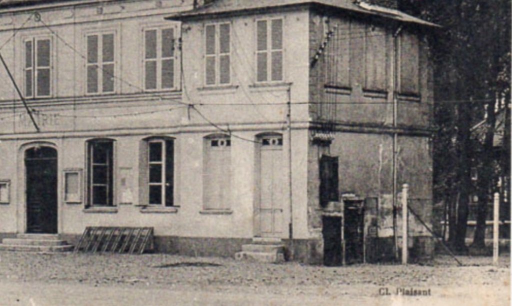 Le Grand Quevilly - Un bout du Kiosque à musique visible derrière la mairie.jpg