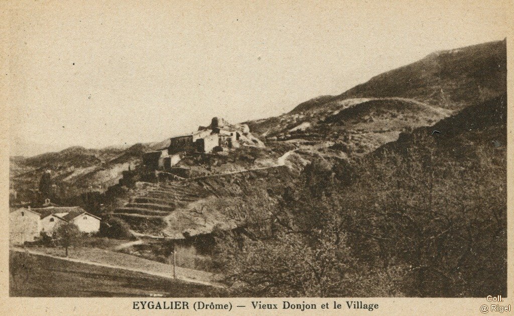 26-Eygalier-Vieux-Donjon-et-le-Village.jpg