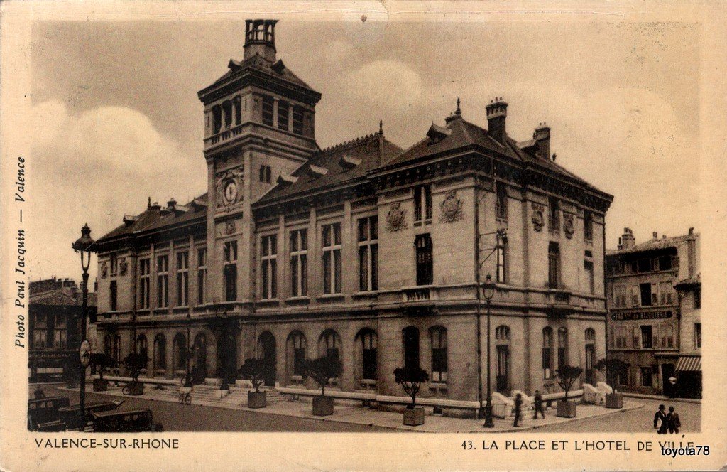 Valence - place hotel de ville.jpg