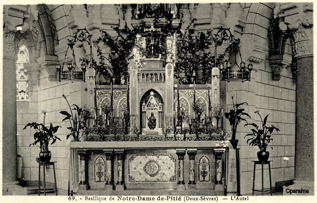 La Chapelle Saint-Laurent - Notre-Dame de Pitié (79) 29.jpg