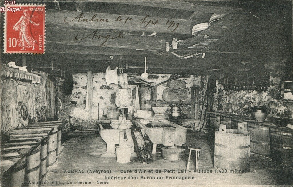 12-Aubrac-Interieur-d-un-Buron-ou-Fromagerie.jpg