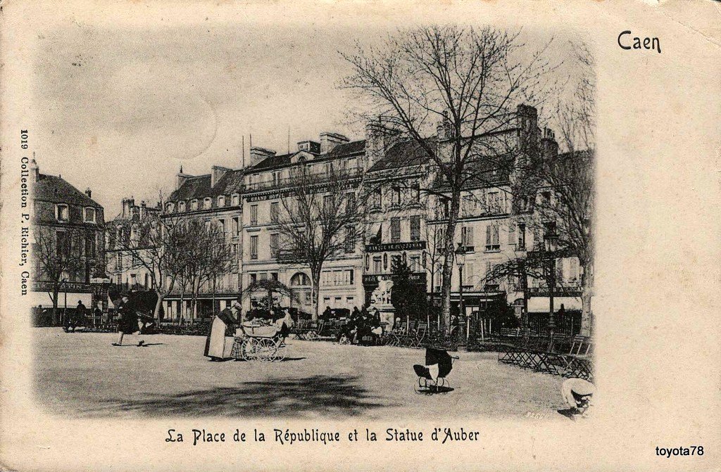 Caen-place de la république.jpg