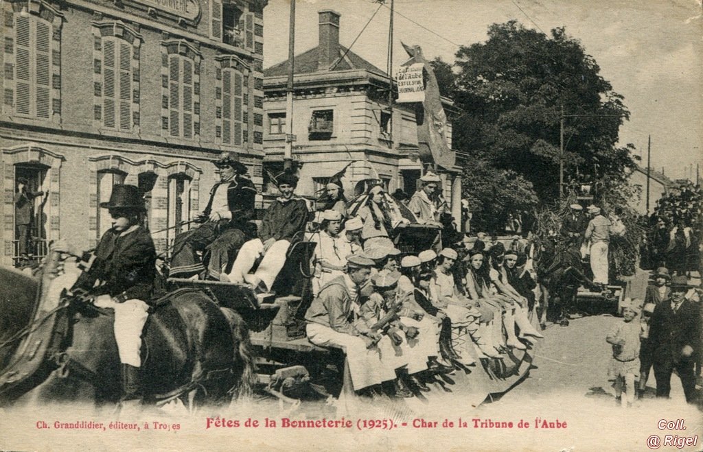 10-Troyes-Fetes-Bonneterie-1925-Char-Tribune-Aube.jpg