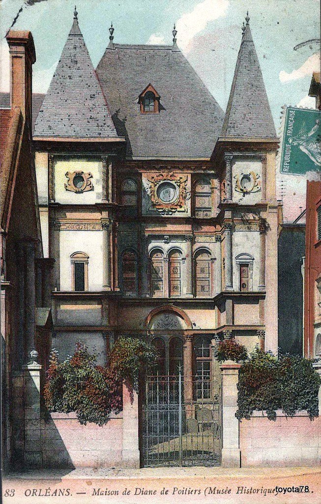 Orléans maison de Diane de Poitiers.jpg