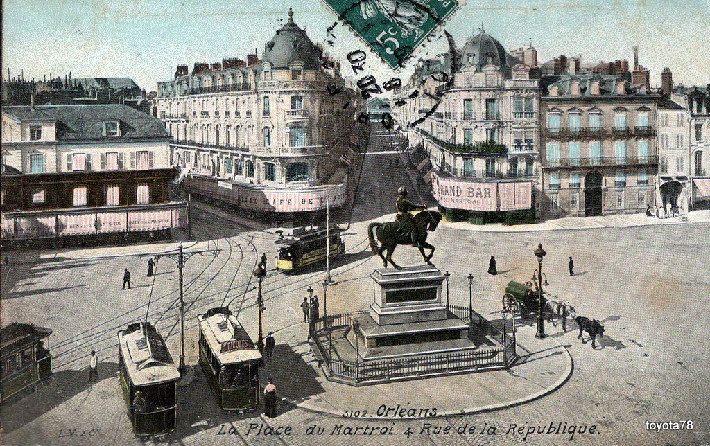 Orléans place du martroi.jpg