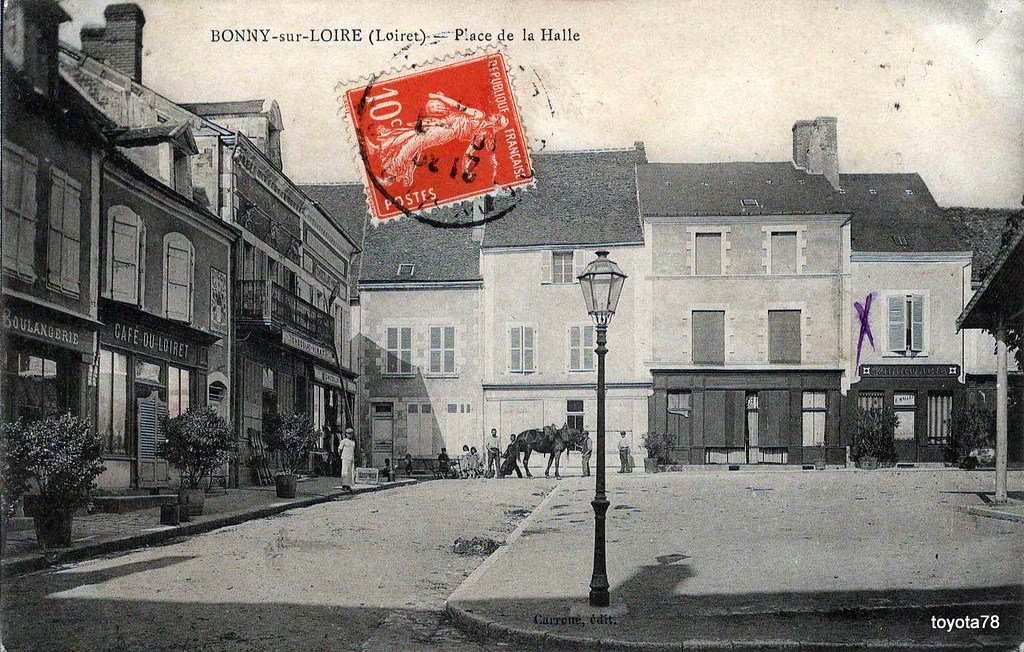 Bonny sur Loire - la place des halles.jpg