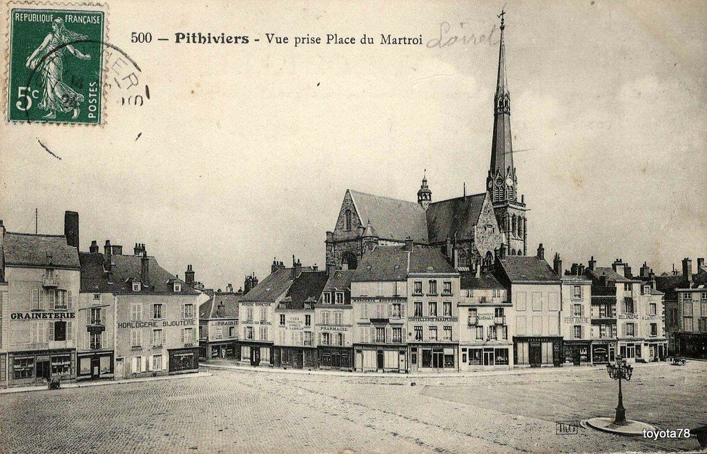 Pithviers place du Martroi.jpg